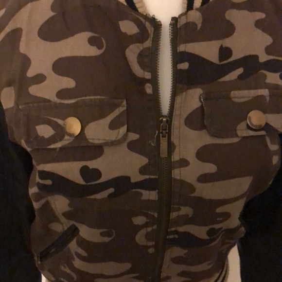 Camo and faux leather bomber jacket size small - Picture 4 of 9